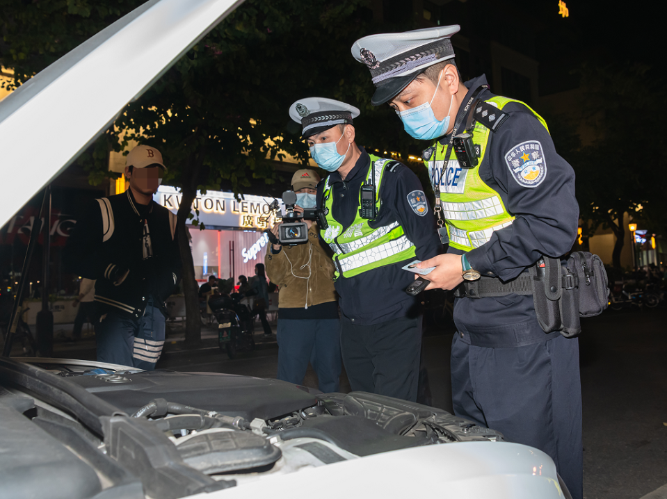 交警在查處非法改裝車。通訊員供圖