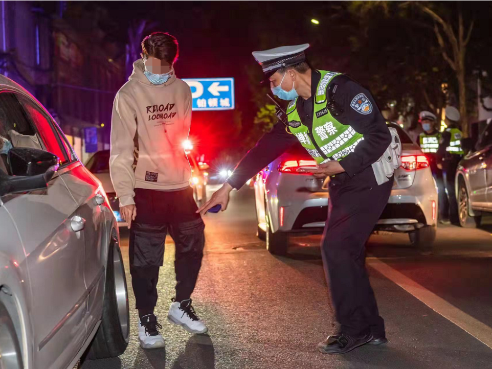 交警在查處非法改裝車。通訊員供圖